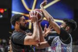 Pebasket Dewa United Banten Joshua Bryan Ibarra (kiri) berebut bola dengan pebasket Hangtuah Jakarta Padre Taranngiar Hosbach (kanan) pada pertandingan babak playoff Indonesia Basketball League (IBL) 2025 di Dewa United Arena, Kabupaten Tangerang, Banten, Sabtu (5/7/2025). Dewa United Banten kalah atas Hangtuah Jakarta dengan skor 76-77. ANTARA FOTO/Galih Pradipta