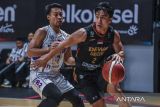 Pebasket Dewa United Banten Hardianus (kanan) berusaha melewati hadangan pebasket Hangtuah Jakarta Januar Kuntara (kiri) pada pertandingan babak playoff Indonesia Basketball League (IBL) 2025 di Dewa United Arena, Kabupaten Tangerang, Banten, Sabtu (5/7/2025). Dewa United Banten kalah atas Hangtuah Jakarta dengan skor 76-77. ANTARA FOTO/Galih Pradipta