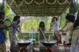 Warga mengikuti lomba memasak bubur suro saat Festival Bubur Suro di Desa Wisata Bandung, Banjar, Kabupaten Pandeglang, Banten, Minggu (6/7/2025). Festival tahunan yang menghadirkan beragam kegiatan di antaranya pentas seni, lomba pakaian adat, dan kompetisi memasak bubur suro yang dilanjutkan dengan kirab tersebut digelar dalam rangka memperingati Hari Asyura (10 Muharram) 1447 Hijriah sekaligus upaya mempererat kebersamaan antar warga. ANTARA FOTO/Angga Budhiyanto/gp