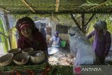Warga mengikuti lomba memasak bubur suro saat Festival Bubur Suro di Desa Wisata Bandung, Banjar, Kabupaten Pandeglang, Banten, Minggu (6/7/2025). Festival tahunan yang menghadirkan beragam kegiatan di antaranya pentas seni, lomba pakaian adat, dan kompetisi memasak bubur suro yang dilanjutkan dengan kirab tersebut digelar dalam rangka memperingati Hari Asyura (10 Muharram) 1447 Hijriah sekaligus upaya mempererat kebersamaan antar warga. ANTARA FOTO/Angga Budhiyanto/gp
