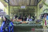 Warga menyajikan bubur suro dan penganan lain saat perlombaan pada Festival Bubur Suro di Desa Wisata Bandung, Banjar, Kabupaten Pandeglang, Banten, Minggu (6/7/2025). Festival tahunan yang menghadirkan beragam kegiatan di antaranya pentas seni, lomba pakaian adat, dan kompetisi memasak bubur suro yang dilanjutkan dengan kirab tersebut digelar dalam rangka memperingati Hari Asyura (10 Muharram) 1447 Hijriah sekaligus upaya mempererat kebersamaan antar warga. ANTARA FOTO/Angga Budhiyanto/gp