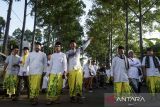 Warga mengikuti jalan sehat sarungan di Pusat Pemerintahan Kota Tangerang, Banten, Minggu (6/7/2025). Kegiatan yang diikuti ratusan peserta tersebut dalam rangka perayaan Festival Al-Azhom 2025 sekaligus kampanye mengajak masyarakat untuk melestarikan sarung sebagai warisan budaya Indonesia. ANTARA FOTO/Putra M. Akbar/gp