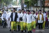 Warga mengikuti jalan sehat sarungan di Pusat Pemerintahan Kota Tangerang, Banten, Minggu (6/7/2025). Kegiatan yang diikuti ratusan peserta tersebut dalam rangka perayaan Festival Al-Azhom 2025 sekaligus kampanye mengajak masyarakat untuk melestarikan sarung sebagai warisan budaya Indonesia. ANTARA FOTO/Putra M. Akbar/gp