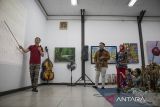 Anak-anak bersama orang tua memainkan alat musik tradisional angklung pada acara Kreatif Day with Fekraf di Bale Seni Barli, Padalarang, Kabupaten Bandung Barat, Jawa Barat, Minggu (6/7/2025). Acara yang digelar Forum Ekonomi Kreatif Bandung Barat tersebut tersebut sebagai bentuk pemenuhan hak anak dalam berekspresi melalui seni serta meningkatkan kreatifitas dan sarana mengalihkan ketergantungan terhadap gawai sekaligus mengisi waktu libur anak sekolah. ANTARA FOTO/Abdan Syakura/agr