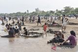 Pengunjung memadati pesisir pantai barat di Kabupaten Pangandaran, Jawa Barat, Minggu (6/7/2025). Dinas Pariwisata dan Kebudayaan Kabupaten Pangandaran mencatat jumlah kunjungan wisatawan selama libur sekolah dari 25 Juni 2025 - 5 Juli 2025 di enam objek wisata Pangandaran sebanyak 148.970 pengunjung. ANTARA FOTO/Adeng Bustomi/agr