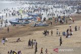 Pengunjung memadati pesisir pantai barat di Kabupaten Pangandaran, Jawa Barat, Minggu (6/7/2025). Dinas Pariwisata dan Kebudayaan Kabupaten Pangandaran mencatat jumlah kunjungan wisatawan selama libur sekolah dari 25 Juni 2025 - 5 Juli 2025 di enam objek wisata Pangandaran sebanyak 148.970 pengunjung. ANTARA FOTO/Adeng Bustomi/agr