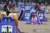 Pemberi jasa sewa papan selancar menunggu wisatawan di pesisir Pantai Barat Pangadaran, Jawa Barat, Minggu (6/7/2025). Pada musim libur sekolah omset jasa sewa papan selancar untuk wisatawan meningkat dari biasanya Rp200 ribu per hari menjadi Rp500 ribu per hari dengan jasa sewa seharga Rp15 ribu per selancar. ANTARA FOTO/Adeng Bustomi/agr
