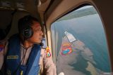 Kapolresta Banyuwangi Kombes Pol Rama Samtama Putra memantau pesisir menggunakan helikopter pada operasi SAR pencarian korban tenggelamnya KMP Tunu Pratama Jaya di Banyuwangi, Jawa Timur, Sabtu (5/7/2025). Penyisiran udara untuk mencari korban yang belum diketemukan itu difokuskan memantau pesisir Pantai terutama di Taman Nasional Alas Purwo yang tidak berpenghuni. ANTARA Jatim/Budi Candra Setya/mas.