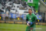Penjaga gawang Persib Bandung Adam Przybek melakukan pemanasan sebelum menjalani pertandingan perdana Piala Presiden Grup B melawan Port FC di Stadion Si Jalak Harupat, Bandung, Jawa Barat, Minggu (6/7/2025). Tim Official Persib Bandung telah merekrut 11 pemain tiga orang diantaranya pemain lokal serta delapan lainnya adalah pemain asing. ANTARA FOTO/Raisan Al Farisi/agr

