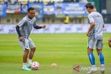 Pesepak bola Persib Bandung Saddil Ramdani (kiri) melakukan pemanasan sebelum menjalani pertandingan perdana Piala Presiden Grup B melawan Port FC di Stadion Si Jalak Harupat, Bandung, Jawa Barat, Minggu (6/7/2025). Tim Official Persib Bandung telah merekrut 11 pemain tiga orang diantaranya pemain lokal serta delapan lainnya adalah pemain asing. ANTARA FOTO/Raisan Al Farisi/agr

