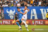 Pesepak bola Persib Bandung Uilliam Barros (kiri) berebut bola dengan pesepak bola Port FC Tanaboon Kasarat (kanan) saat pertandingan Piala Presiden Grup B di Stadion Si Jalak Harupat, Bandung, Jawa Barat, Minggu (6/7/2025). Port FC berhasil mengalahkan Persib Bandung dengan skor 2-0. ANTARA FOTO/Raisan Al Farisi/agr
