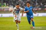 Pesepak bola Persib Bandung Febri Hariyadi (kanan) berusaha melewati pesepak bola Port FC Kevin Deeromram (kiri) saat pertandingan Piala Presiden Grup B di Stadion Si Jalak Harupat, Bandung, Jawa Barat, Minggu (6/7/2025). Port FC berhasil mengalahkan Persib Bandung dengan skor 2-0. ANTARA FOTO/Raisan Al Farisi/agr
