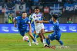 Pesepak bola Persib Bandung Marc Klok (kiri) dan Muhammad Adzikry (kanan) berusaha merebut bola dari pesepak bola Port FC Asnawi Mangkualam (tengah) saat pertandingan Piala Presiden Grup B di Stadion Si Jalak Harupat, Bandung, Jawa Barat, Minggu (6/7/2025). Port FC berhasil mengalahkan Persib Bandung dengan skor 2-0. ANTARA FOTO/Raisan Al Farisi/agr
