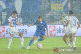 Pesepak bola Persib Bandung Adam Alis (tengah) berusaha melewati pesepak bola Port FC Asnawi Mangkualam (kanan) dan Tanaboon Kesarat (kiri) saat pertandingan perdana Piala Presiden Grup B di Stadion Si Jalak Harupat, Bandung, Jawa Barat, Minggu (6/7/2025). Port FC berhasil mengalahkan Persib Bandung dengan skor 2-0. ANTARA FOTO/Raisan Al Farisi/agr
