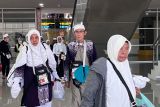 Jamaah haji sebanyak 425 orang dari Kelompok Terbang (Kloter) 12 asal Kabupaten Hulu Sungai Selatan (HSS) dan Hulu Sungai Tengah (HST) Provinsi Kalimantan Selatan (Kalsel) saat tiba di Bandara Syamsudin Noor Banjarmasin, Kota Banjarbaru, Minggu (5/7/2025). Ketua Panitia Penyelenggara Ibadah Haji (PPIH) Debarkasi Banjarmasin M. Tambrin menuturkan jumlah total jamaah haji Debarkasi Banjarmasin dari Provinsi Kalsel dan Kalimantan Tengah yang tiba di tanah air sebanyak 5.066 jamaah dan petugas haji. ANTARA/HO-PPIH Debarkasi Banjarmasin