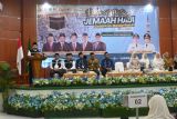 Ketua Panitia Penyelenggara Ibadah Haji (PPIH) Debarkasi Banjarmasin M. Tambrin (Podium) menyampaikan kata sambutan kepada jamaah haji dari Kelompok Terbang (Kloter) 12 asal Kabupaten Hulu Sungai Selatan (HSS) dan Hulu Sungai Tengah (HST) Provinsi Kalimantan Selatan (Kalsel) saat tiba Asrama Haji Banjarmasin, Kota Banjarbaru, Minggu (5/7/2025). Tambrin menuturkan jumlah total jamaah haji Debarkasi Banjarmasin dari Provinsi Kalsel dan Kalimantan Tengah yang tiba di tanah air sebanyak 5.066 jamaah dan petugas haji. ANTARA/HO-PPIH Debarkasi Banjarmasin