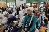 Jamaah haji sebanyak 425 orang dari Kelompok Terbang (Kloter) 12 asal Kabupaten Hulu Sungai Selatan (HSS) dan Hulu Sungai Tengah (HST) Provinsi Kalimantan Selatan (Kalsel) saat tiba Asrama Haji Banjarmasin, Kota Banjarbaru, Minggu (5/7/2025). Ketua Panitia Penyelenggara Ibadah Haji (PPIH) Debarkasi Banjarmasin M. Tambrin menuturkan jumlah total jamaah haji Debarkasi Banjarmasin dari Provinsi Kalsel dan Kalimantan Tengah yang tiba di tanah air sebanyak 5.066 jamaah dan petugas haji. ANTARA/HO-PPIH Debarkasi Banjarmasin