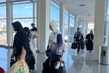 Jamaah haji sebanyak 425 orang dari Kelompok Terbang (Kloter) 12 asal Kabupaten Hulu Sungai Selatan (HSS) dan Hulu Sungai Tengah (HST) Provinsi Kalimantan Selatan (Kalsel) berjalan menggunakan eskalator saat tiba di Bandara Syamsudin Noor Banjarmasin, Kota Banjarbaru, Minggu (5/7/2025). Ketua Panitia Penyelenggara Ibadah Haji (PPIH) Debarkasi Banjarmasin M.. Tambrin menuturkan jumlah total jamaah haji Debarkasi Banjarmasin dari Provinsi Kalsel dan Kalimantan Tengah yang tiba di tanah air sebanyak 5.066 jamaah dan petugas haji. ANTARA/HO-PPIH Debarkasi Banjarmasin