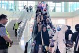 Jamaah haji sebanyak 425 orang dari Kelompok Terbang (Kloter) 12 asal Kabupaten Hulu Sungai Selatan (HSS) dan Hulu Sungai Tengah (HST) Provinsi Kalimantan Selatan (Kalsel) berjalan menggunakan eskalator saat tiba di Bandara Syamsudin Noor Banjarmasin, Kota Banjarbaru, Minggu (5/7/2025). Ketua Panitia Penyelenggara Ibadah Haji (PPIH) Debarkasi Banjarmasin M.. Tambrin menuturkan jumlah total jamaah haji Debarkasi Banjarmasin dari Provinsi Kalsel dan Kalimantan Tengah yang tiba di tanah air sebanyak 5.066 jamaah dan petugas haji. ANTARA/HO-PPIH Debarkasi Banjarmasin
