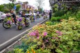Sejumlah peserta mengikuti pawai sepeda hias saat Specta Flora Festival di Sidomulyo, Batu, Jawa Timur, Minggu (6/7/2025). Agenda yang melibatkan petani, seniman, dan komunitas pecinta bunga hias itu diinisiasi pemerintah setempat sebagai upaya meningkatkan perekonomian khususnya bagi pelaku UMKM dan petani bunga di kawasan tersebut. ANTARA Jatim/Muhammad Mada/mas.