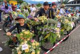 Sejumlah peserta mengikuti pawai sepeda hias saat Specta Flora Festival di Sidomulyo, Batu, Jawa Timur, Minggu (6/7/2025). Agenda yang melibatkan petani, seniman, dan komunitas pecinta bunga hias itu diinisiasi pemerintah setempat sebagai upaya meningkatkan perekonomian khususnya bagi pelaku UMKM dan petani bunga di kawasan tersebut. ANTARA Jatim/Muhammad Mada/mas.