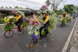 Sejumlah peserta mengikuti pawai sepeda hias saat Specta Flora Festival di Sidomulyo, Batu, Jawa Timur, Minggu (6/7/2025). Agenda yang melibatkan petani, seniman, dan komunitas pecinta bunga hias itu diinisiasi pemerintah setempat sebagai upaya meningkatkan perekonomian khususnya bagi pelaku UMKM dan petani bunga di kawasan tersebut. ANTARA Jatim/Muhammad Mada/mas.