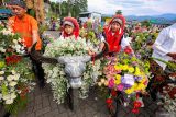 Sejumlah peserta mengikuti pawai sepeda hias saat Specta Flora Festival di Sidomulyo, Batu, Jawa Timur, Minggu (6/7/2025). Agenda yang melibatkan petani, seniman, dan komunitas pecinta bunga hias itu diinisiasi pemerintah setempat sebagai upaya meningkatkan perekonomian khususnya bagi pelaku UMKM dan petani bunga di kawasan tersebut. ANTARA Jatim/Muhammad Mada/mas.
