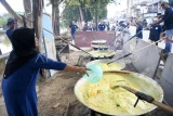 Petugas memasak bubur pada tradisi Bubur Asyura di Langgar Al-Falah di kawasan Muso Salim, Samarinda, Kalimantan Timur, Minggu (6/7/2025). Tradisi bubur Asyura yang merupakan akulturasi Islam dan budaya riparian untuk memperingati 10 Muharram dengan membagikan sekitar 3.000 porsi bubur kepada warga sekitar sebagai wujud rasa syukur kepada Tuhan atas limpahan rezeki dan kesehatan. Antara Kaltim/M Risyal Hidayat