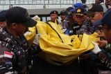 Prajurit TNI AL yang tergabung dalam Operasi SAR Gabungan pencarian korban tengglamnya KMP Tunu Pratama Jaya menurunkan jenazah dari atas KRI Tongkol-813 di Pelabuhan Pusri Ketapang, Banyuwangi, Jawa Timur, Minggu (6/7/2025). Memasuki hari keempat Operasi SAR, KRI Pulau Fanildo-732 berhasil menemukan satu jenazah laki-laki diduga korban tenggelamnya KMP Tunu Pratama Jaya yang berjarak sekitar 5,7 nautical mile dari lokasi yang diduga titik tenggelam. Antara Jatim/Budi Candra Setya/um