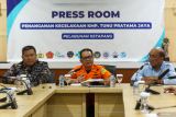 Deputi Bidang Operasi  pencarian, Pertolongan dan Kesiapsiagaan BNPP (Basarnas) Ribut Eko Suyatno (tengah) bersama Ketua Komite Nasioanal Keselamatan Transportasi (KNKT) Soerjanto Tjahjono (kanan) dan Komandan Gugus Tempur Laut (Danguspurla) Koarmada II Laksamana Pertama TNI Endra Hartono (kanan) memberikan keterangan kepada media terkait hasil Operasi SAR tenggelamnya KMP Tunu Pratama Jaya di Pelabuhan Ketapang, Banyuwangi, Jawa Timur, Minggu (6/7/2025). Hasil pencarian hari keempat, Tim SAR gabungan berhasil menemukan satu korban berjenis kelamin laki-laki yang diduga merupakan salah satu penumpang KMP Tunu Pratama Jaya. Antara Jatim/Budi Candra Setya/um
