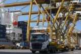 Truk trailer melintas untuk mendapatkan muatan petikemas di PT Terminal Petikemas Surabaya, Surabaya, Jawa Timur, Senin (7/7/2025). PT Terminal Petikemas Surabaya mencatat arus petikemas internasional pada semester I 2025 sebanyak 734.179 TEUs atau meningkat sebesar 2,9 persen dibandingkan periode yang sama pada tahun 2024 yang tercatat sebanyak 713.548 TEUs. Antara Jatim/Didik Suhartono/um