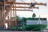 Operator mengangkat petikemas menggunakan derek kontainer (container crane) di PT Terminal Petikemas Surabaya, Surabaya, Jawa Timur, Senin (7/7/2025). PT Terminal Petikemas Surabaya mencatat arus petikemas internasional pada semester I 2025 sebanyak 734.179 TEUs atau meningkat sebesar 2,9 persen dibandingkan periode yang sama pada tahun 2024 yang tercatat sebanyak 713.548 TEUs. Antara Jatim/Didik Suhartono/um