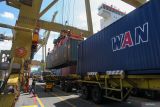 Petugas mengawasi proses bongkar muat petikemas di PT Terminal Petikemas Surabaya, Surabaya, Jawa Timur, Senin (7/7/2025). PT Terminal Petikemas Surabaya mencatat arus petikemas internasional pada semester I 2025 sebanyak 734.179 TEUs atau meningkat sebesar 2,9 persen dibandingkan periode yang sama pada tahun 2024 yang tercatat sebanyak 713.548 TEUs. Antara Jatim/Didik Suhartono/um