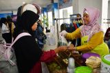 Pedagang nasi pecel melayani pembeli saat digelar Pameran KAI Mini di stasiun Kereta Api Madiun, Jawa Timur, Senin (7/7/2025). Pameran yang diikuti 12 pelaku Usaha Mikro, Kecil, Menengah (UMKM) binaan PT KAI dan Pemkot Madiun tersebut dimaksudkan untuk mendukung pertumbuhan ekonomi lokal dan memberdayakan pelaku UMKM sebagai wujud nyata semangat kewirausahaan guna membangun ekonomi kerakyatan. Antara Jatim/Siswowidodo/um
