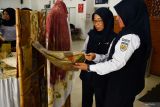 Pegawai PT KAI memilihat produk batik ecoprint yang dipamerkan saat digelar Pameran KAI Mini di stasiun Kereta Api Madiun, Jawa Timur, Senin (7/7/2025). Pameran yang diikuti 12 pelaku Usaha Mikro, Kecil, Menengah (UMKM) binaan PT KAI dan Pemkot Madiun tersebut dimaksudkan untuk mendukung pertumbuhan ekonomi lokal dan memberdayakan pelaku UMKM sebagai wujud nyata semangat kewirausahaan guna membangun ekonomi kerakyatan. Antara Jatim/Siswowidodo/um 