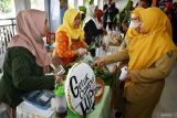 Pedagang makanan tradisional melayani pembeli saat digelar Pameran KAI Mini di stasiun Kereta Api Madiun, Jawa Timur, Senin (7/7/2025). Pameran yang diikuti 12 pelaku Usaha Mikro, Kecil, Menengah (UMKM) binaan PT KAI dan Pemkot Madiun tersebut dimaksudkan untuk mendukung pertumbuhan ekonomi lokal dan memberdayakan pelaku UMKM sebagai wujud nyata semangat kewirausahaan guna membangun ekonomi kerakyatan. Antara Jatim/Siswowidodo/um