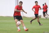 Gelandang asing baru Persik Kediri Telmo Castanheira (kiri) berlatih di Stadion Gelora Daha Jayati, Kabupaten Kediri, Jawa Timur, Senin (7/7/2025). Manajemen Persik Kediri resmi merekrut gelandang serang asal Portugal tersebut guna memperkuat klub pada kompetisi Liga 1 2025/2026. Antara Jatim/Prasetia Fauzani/um