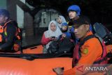 Tim SAR evakuasi korban banjir di Mataram hingga Dini Hari