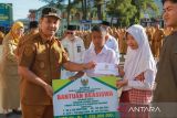 Pemkab Pasaman berikan seragam gratis pada 5.400 orang siswa SD-SMP
