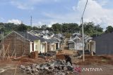 Pekerja menyelesaikan pembangunan rumah subsidi di Mekarajadi, Kabupaten Ciamis, Jawa Barat, Senin (7/7/2025). Pemerintah meluncurkan skema Kredit Usaha Rakyat (KUR) baru yaitu renovasi rumah pribadi dengan menyiapkan total plafon Rp13 triliun dan memberikan subsidi bunga sebesar 5 persen. ANTARA FOTO/Adeng Bustomi/agr