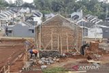 Pekerja menyelesaikan pembangunan rumah subsidi di Mekarajadi, Kabupaten Ciamis, Jawa Barat, Senin (7/7/2025). Pemerintah meluncurkan skema Kredit Usaha Rakyat (KUR) baru yaitu renovasi rumah pribadi dengan menyiapkan total plafon Rp13 triliun dan memberikan subsidi bunga sebesar 5 persen. ANTARA FOTO/Adeng Bustomi/agr
