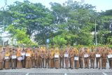 Pimpin apel, Plh Sekda Padang serahkan penghargaan Employee of The 1st Semester 2025