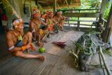 Upacara adat memperingati kematian di Mentawai