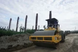 Pekerja menyelesaikan pengerjaan jalur pedestrian di Kawasan Inti Pusat Pemerintahan (KIPP), Ibu Kota Nusantara (IKN), Penajam Paser Utara, Kalimantan Timur, Sabtu (5/7/2025). Otorita Ibu Kota Nusantara (OIKN) menyebut bahwa pihaknya membangun sebanyak tujuh paket pekerjaan peningkatan kualitas jalan sepanjang 12,3 kilometer di Kawasan Inti Pusat Pemerintahan (KIPP) dengan anggaran sebesar Rp3,042 triliun. Antara Kaltim/Aditya Nugroho/foc/mrh