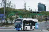 Bus listrik layanan antar jemput melintasi Kawasan Inti Pusat Pemerintahan (KIPP) di Ibu Kota Nusantara (IKN), Penajam Paser Utara, Kalimantan Timur, Sabtu (5/7/2025). Otorita Ibu Kota Nusantara (OIKN) menyebut bahwa pihaknya membangun sebanyak tujuh paket pekerjaan peningkatan kualitas jalan sepanjang 12,3 kilometer di Kawasan Inti Pusat Pemerintahan (KIPP) dengan anggaran sebesar Rp3,042 triliun. Antara Kaltim/Aditya Nugroho/foc/mrh