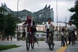 Warga bersepeda saat mengunjungi Kawasan Inti Pusat Pemerintahan (KIPP) di Ibu Kota Nusantara (IKN), Penajam Paser Utara, Kalimantan Timur, Sabtu (5/7/2025). Otorita Ibu Kota Nusantara (OIKN) menyebutkan paket pekerjaan baru yang ditandatangani dalam pembangunan IKN tahap dua di antaranya tujuh proyek infrastruktur jalan, serta penataan kawasan olahraga dan ruang terbuka hijau kemudian penataan kawasan Sepaku. Antara Kaltim/Aditya Nugroho/foc/mrh