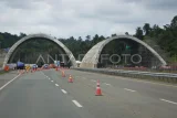 Suasana pengerjaan proyek pembangunan jembatan satwa di ruas tol Ibu Kota Nusantara (IKN) Seksi 3B Segmen KKT Kariangau-Simpang Tempadung, Balikpapan, Kalimantan Timur, Sabtu (5/7/2025). PT Waskita Karya (Persero) Tbk membangun jembatan satwa di ruas tol IKN Seksi 3B Segmen KKT Kariangau-Simpang Tempadung untuk memberi perlindungan bagi satwa endemik dan ditargetkan selesai pengerjaannya pada Desember 2025. Antara Kaltim/Aditya Nugroho/foc/mrh