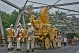 Umat Buddha mengarak kereta Kencana Tipitaka saat kirab perayaan Asalha Mahapuja 2569 tahun 2025 di Borobudur, Magelang, Jawa Tengah, Minggu (6/7/2025). Sedikitnya 11.000 Umat Buddha dari berbagai daerah megikuti perayaan Asalha Mahapuja 2569 yang mengusung tema tema 