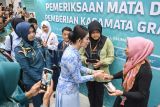 Istri Wakil Presiden Selvi Gibran Rakabuming Raka (ketiga kanan) memberikan kacamata gratis kepada perwakilan warga saat menghadiri Peringatan Hari Kesatuan Gerak (HKG) Pemberdayaan dan Kesejahteraan Keluarga (PKK) ke-53 di Convention Hall Komplek GOR Kadrie Oening, Samarinda, Kalimantan Timur, Selasa (8/7/2025). Kegiatan yang bertemakan Bergerak Bersama PKK Mewujudkan Asta Cita Menuju Indonesia Emas itu berlangsung di Samarinda dan Balikpapan hingga 11 Juli 2025. Antara Kaltim/M Risyal Hidayat