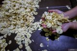 Pekerja menyelesaikan pembuatan keripik buah dan sayur di Bumiaji, Batu, Jawa Timur, Selasa (8/7/2025). Para pelaku UMKM pengolahan keripik buah dan sayur di kawasan itu mengalami penurunan produksi dari yang semula mengolah bahan baku sekitar 700 kg per hari menjadi 400 kg per hari karena minimnya pasokan buah-buahan terutama apel dan nangka dari petani. Antara Jatim/Muhammad Mada/um 